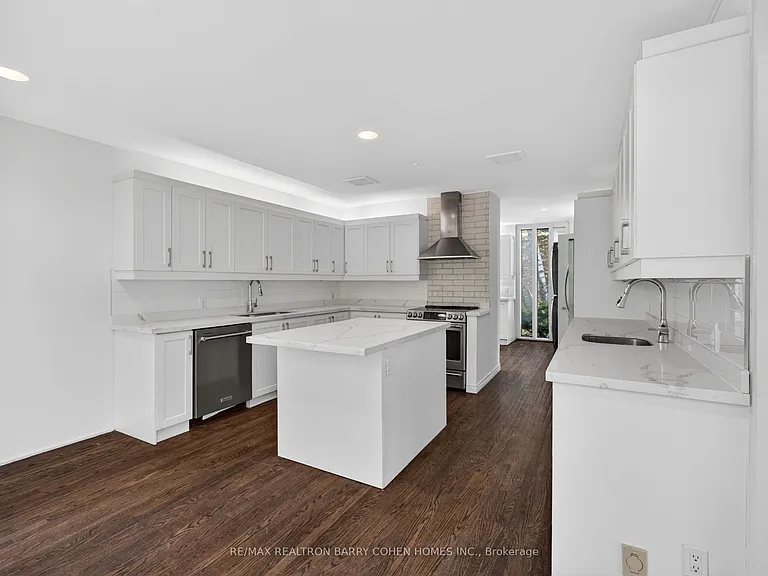 21 Tudor Gate — Photo 11