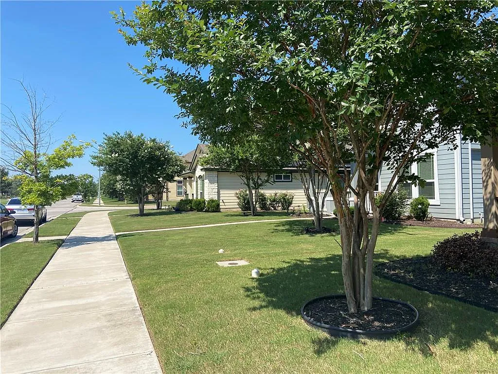 3 bed, 1292 sqft, $1,899 — Photo 3