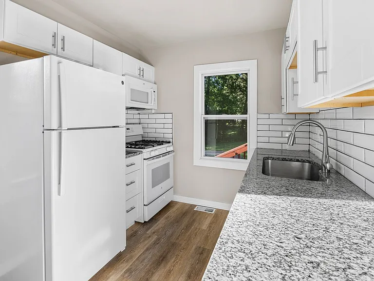 417 E Wall Ave — Photo 2