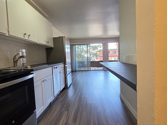 2nd image of 224 Bellevue Ave E APT 10