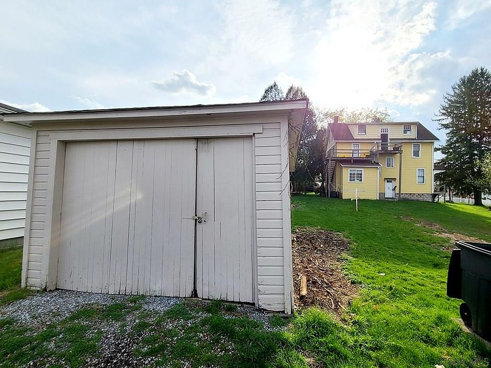 2nd image of 218 Violet St