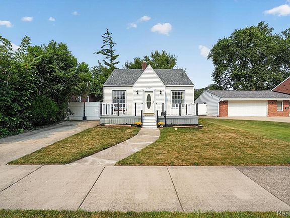 4th image of 23129 Oakwood Ave