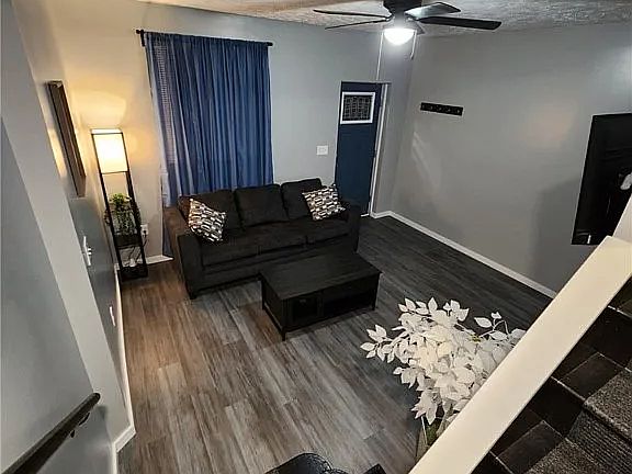 3rd image of 639 Bell St