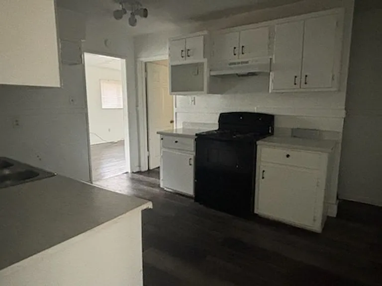 1652 Kentwood Dr — Photo 4