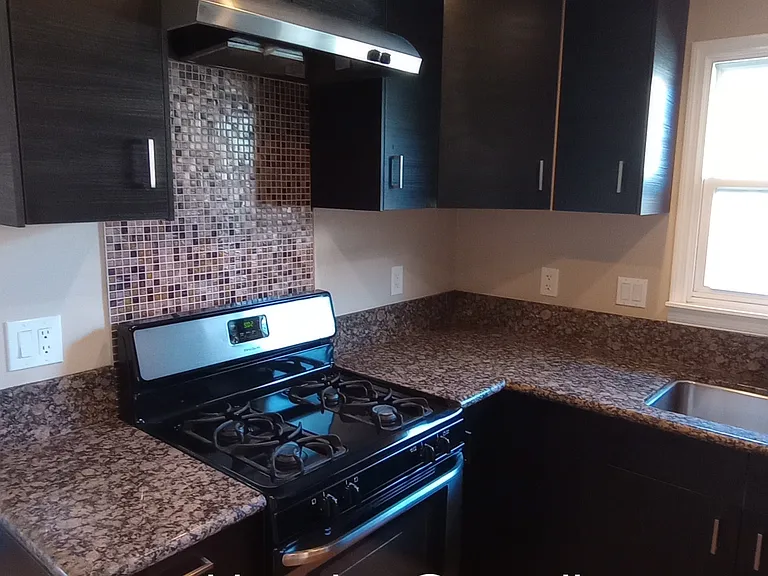 1095 Bresee Ave — Photo 3