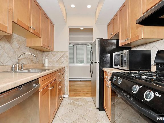 5th image of 120 Hackensack St