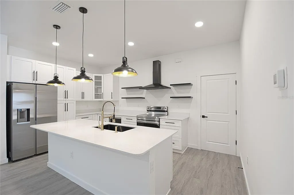 3 bed, 2.0 bath, 1780 sqft, $2,200 — Photo 2