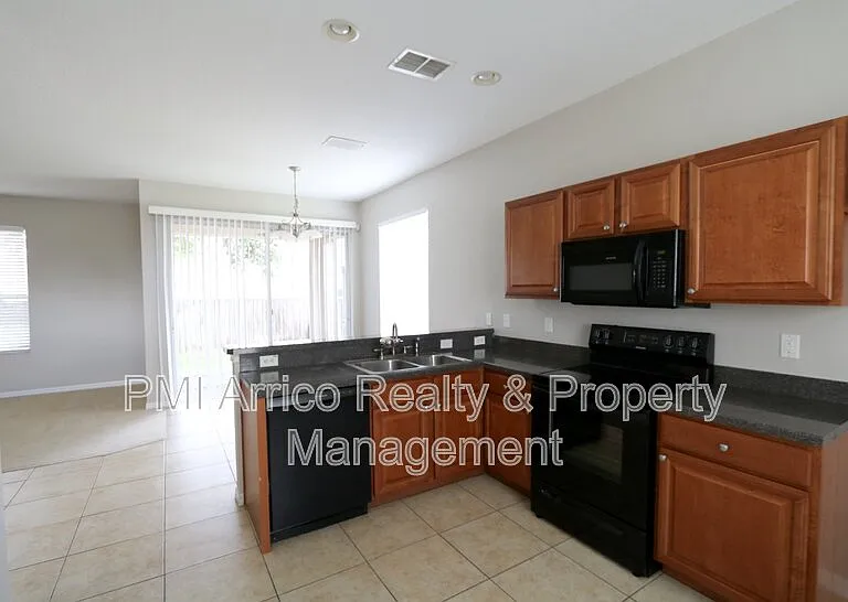 622 Breezeway Ct — Photo 2