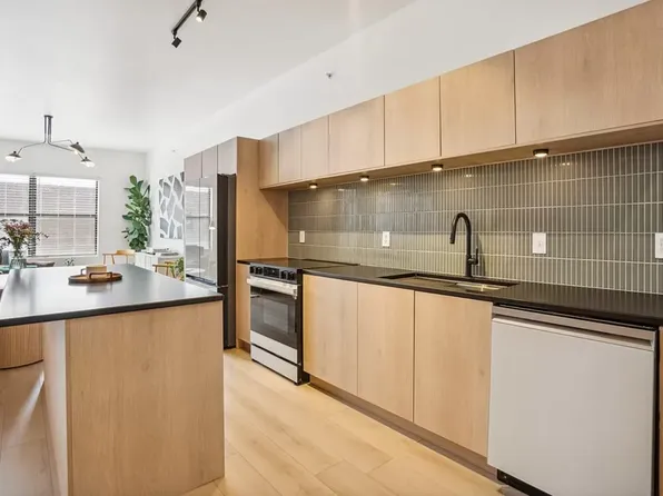 400 E Locust St Unit 301, Des Moines, IA 50309