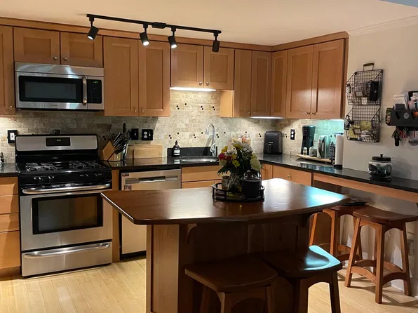 81 Dartmouth St APT 203, Pittsfield, MA 01201