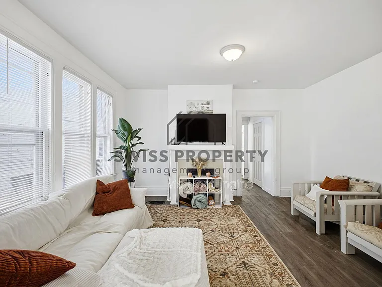 2209 Summit St — Photo 6