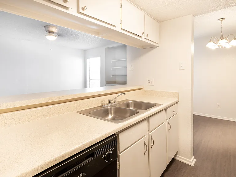 WIMBLEDON COURT APARTMENTS — Photo 4