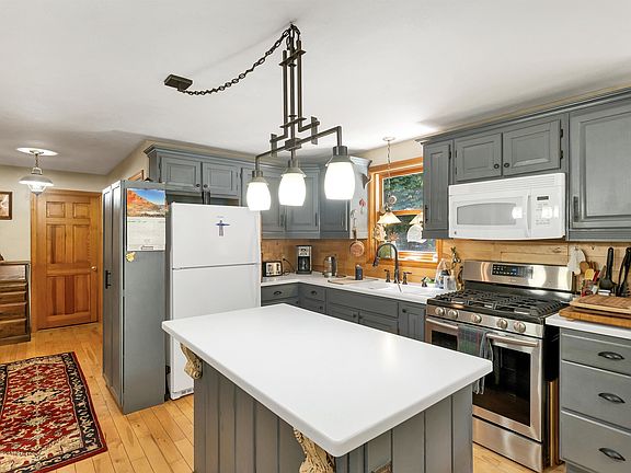 3rd image of 8 New London Drive
