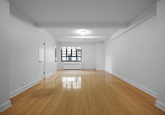 3rd image of 307 E 44th St APT 202