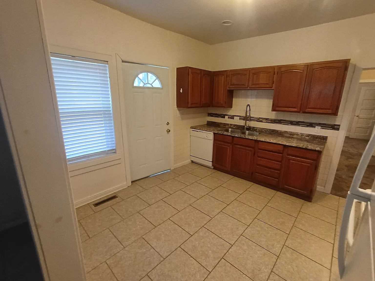2 bed, 988 sqft, $900 — Photo 3