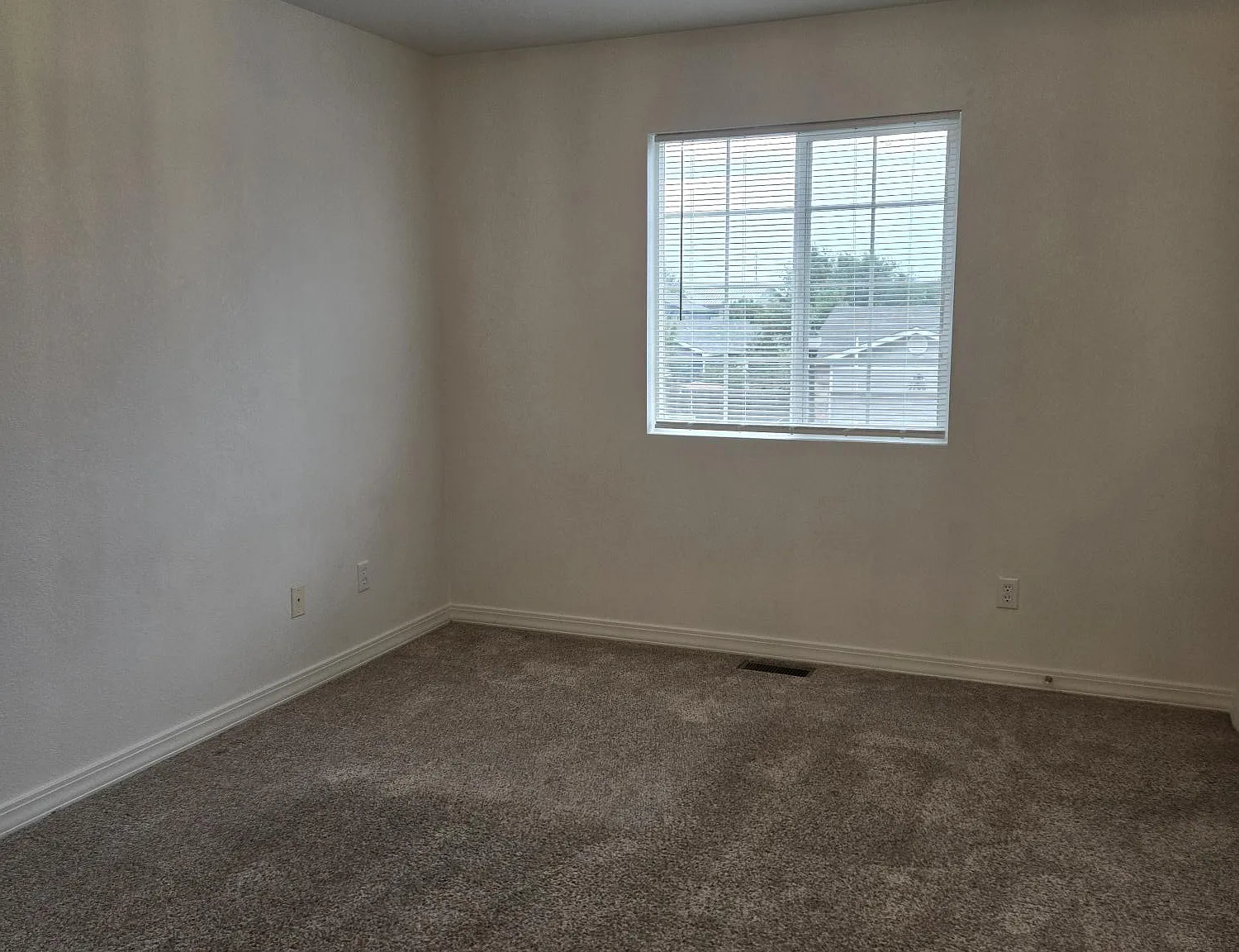3 bed, 1.5 bath, 1190 sqft, $2,100 — Photo 4