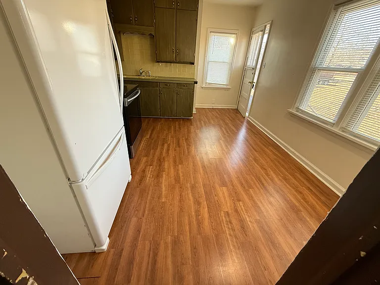 231 W 4th St #2 — Photo 15