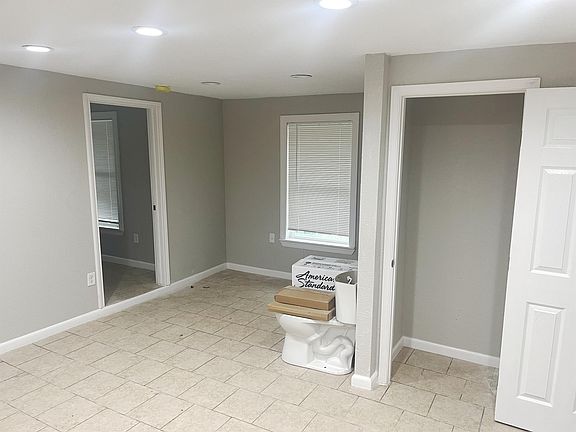 5th image of 125 Glenwood Ct #202