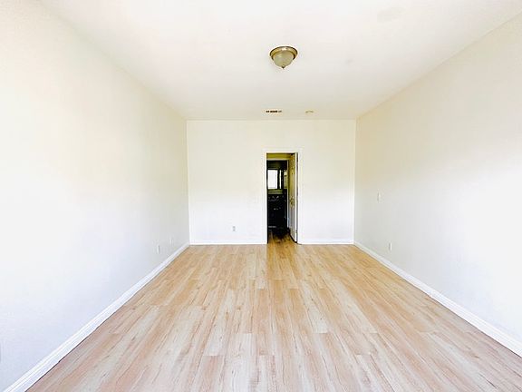 3rd image of 1139 E Elma St