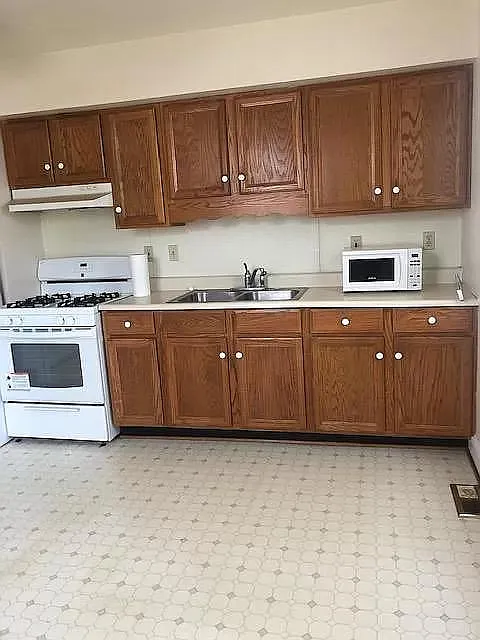 2 bed, 1050 sqft, $1,600 — Photo 2