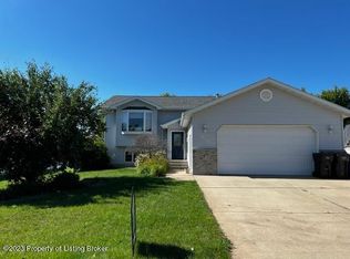 910 13th St E, Dickinson, ND 58601