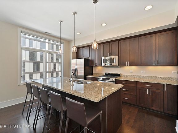 4th image of 711 W Grand Ave #301
