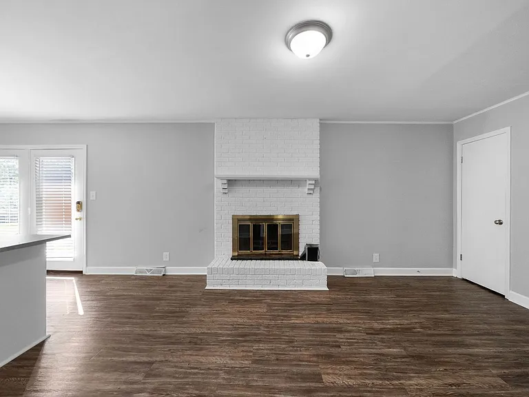 300 Hundred Oaks Dr — Photo 6