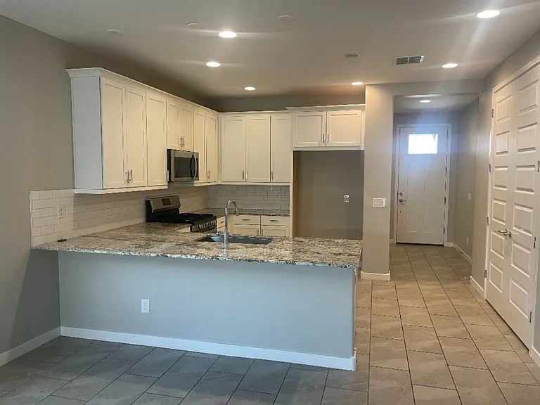16820 W Echo Ln — Photo 10
