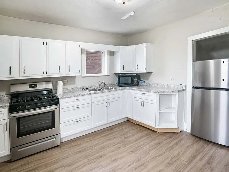 1632 Waterloo Rd - Cedar Falls — Photo 5