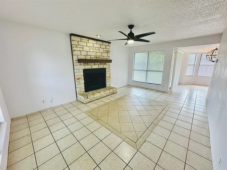 1002 Ridgemont St — Photo 7