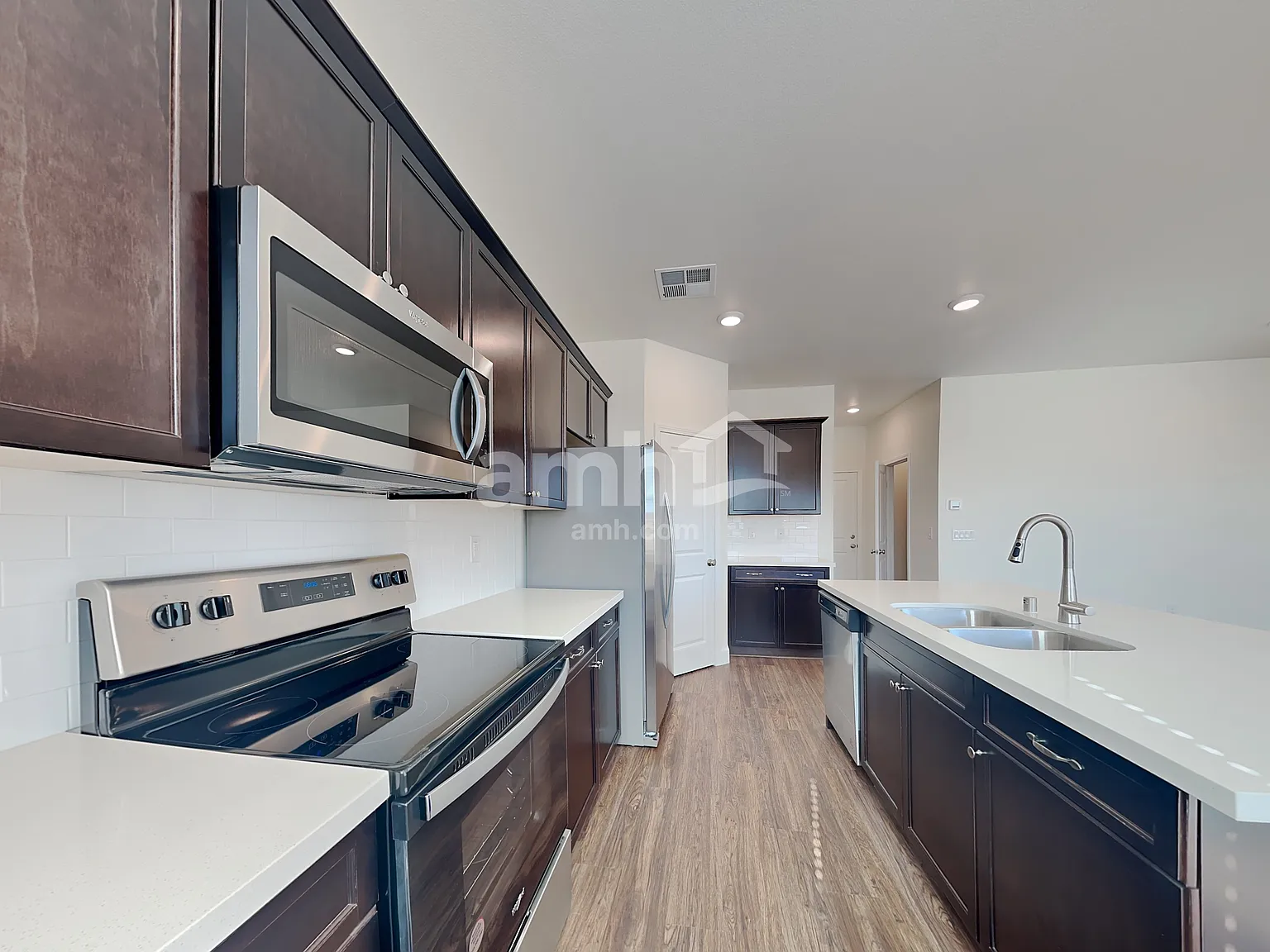3 bed, 2.5 bath, 1885 sqft, $2,395 — Photo 3
