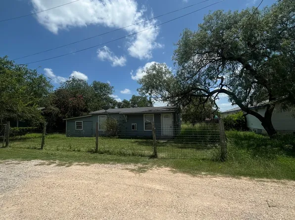 904 PINE ST, Floresville, TX 78114