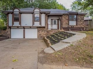 800 NW Canterbury Rd, Blue Springs, MO 64015