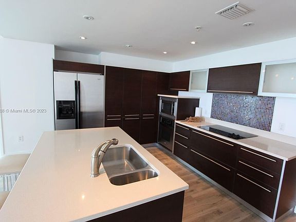 3rd image of 1900 N Bayshore Dr APT 4601