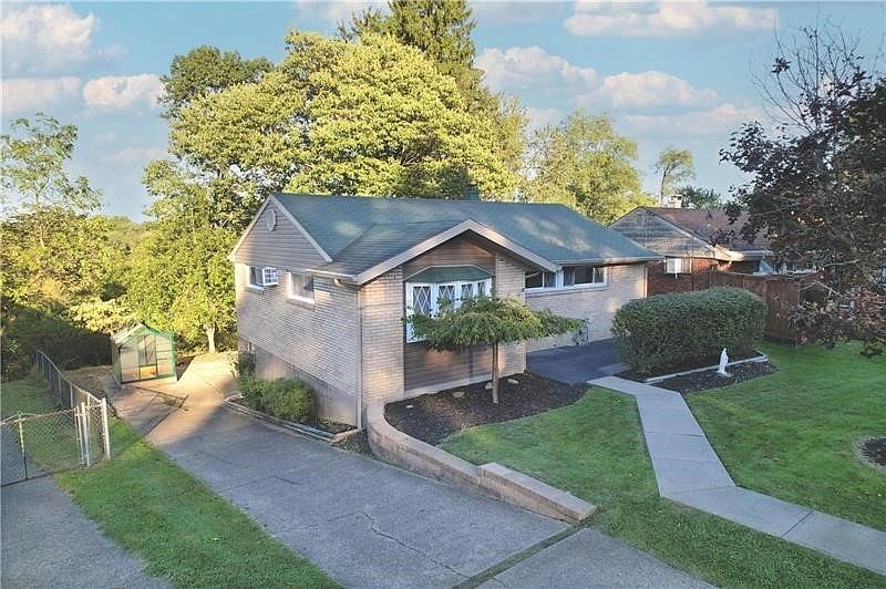 1st image of 140 Windsor Dr