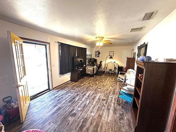 3rd image of 1409 Floydada St