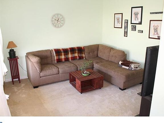 3rd image of 302 W 8th Ave