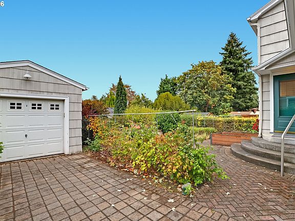 3rd image of 4297 NE Laurelhurst Pl