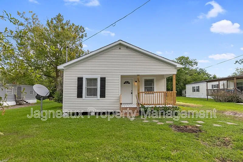 2 bed, 1.0 bath, 900 sqft, $1,000 — Photo 1