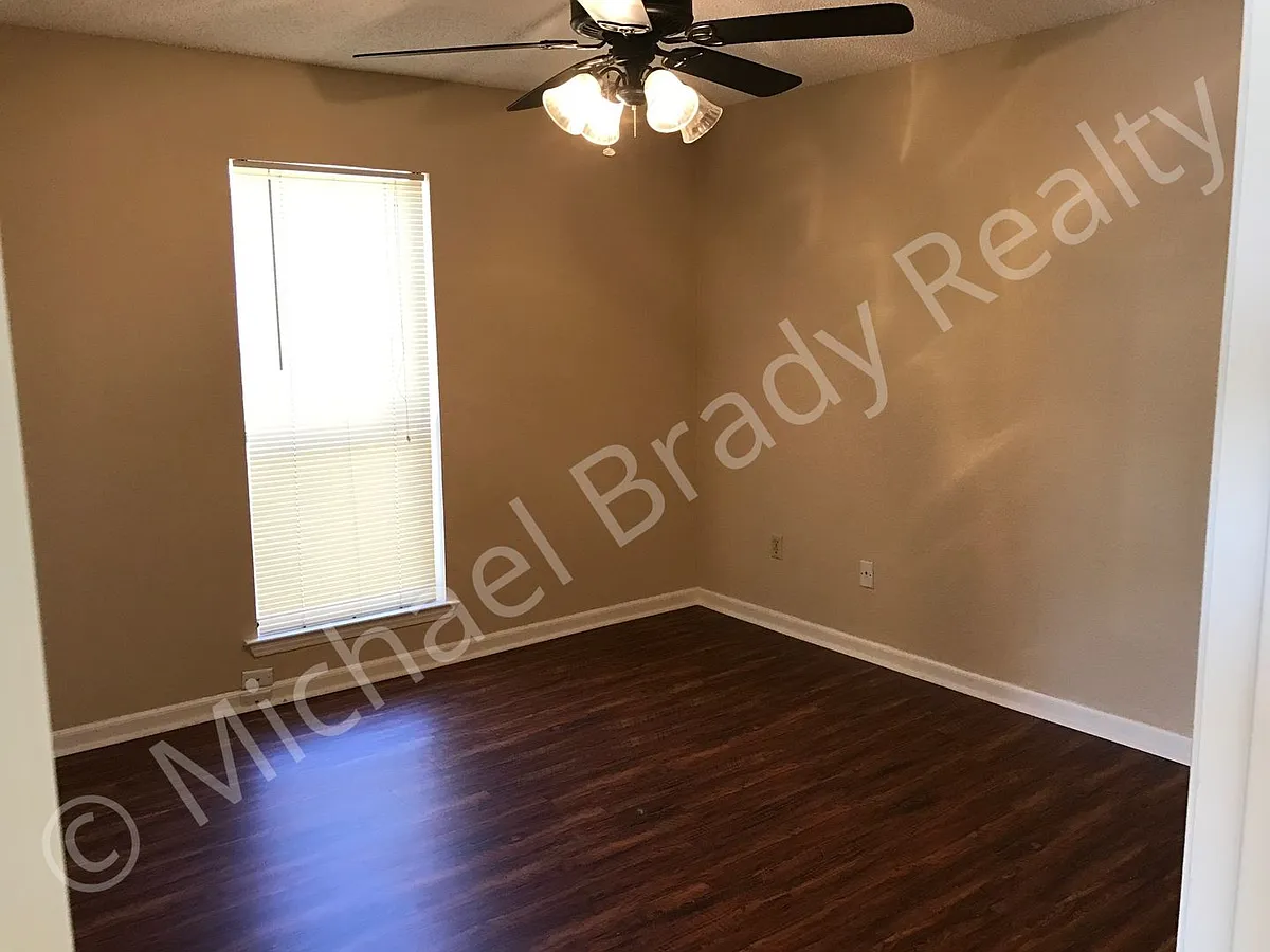 Building Photo - 1101 Brighton Dr #D