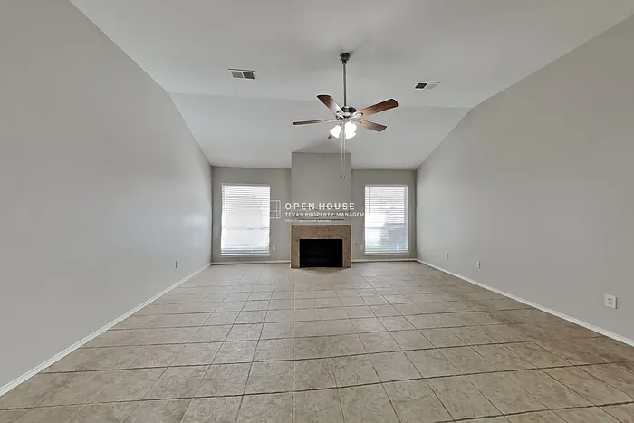4 bed, 2.0 bath, 2422 sqft, $2,350 — Photo 4
