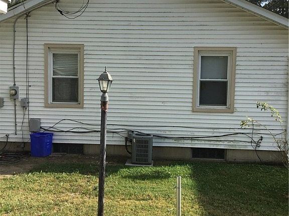 3rd image of 3111 Earlham Dr