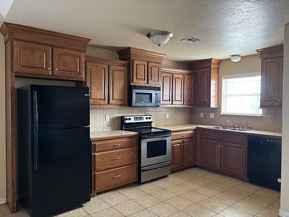 3rd image of 814 E Lauren Ln