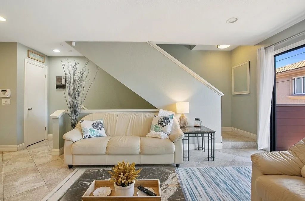 2 bed, 1.5 bath, $5,925 — Photo 2