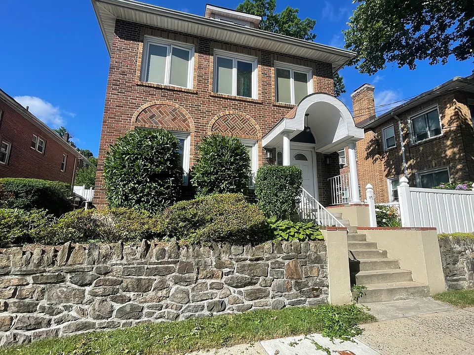 574 E 3rd St #1