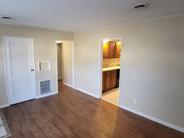 1944 Joy Ave — Photo 3
