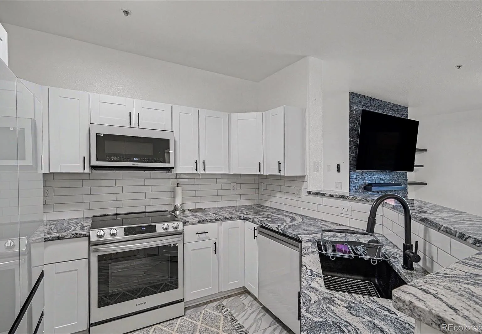 2 bed, 2.0 bath, 1037 sqft, $1,995 — Photo 3