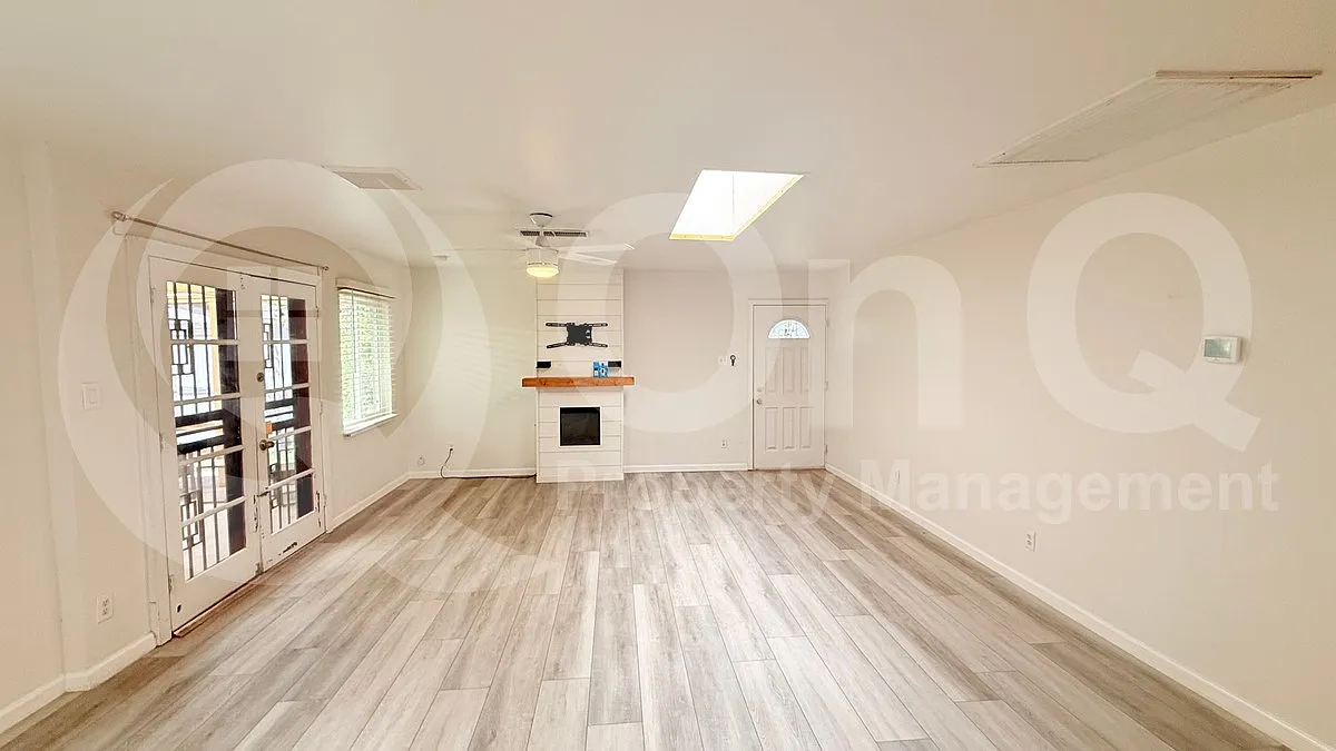 3 bed, 2.0 bath, 1320 sqft, $2,200 — Photo 2
