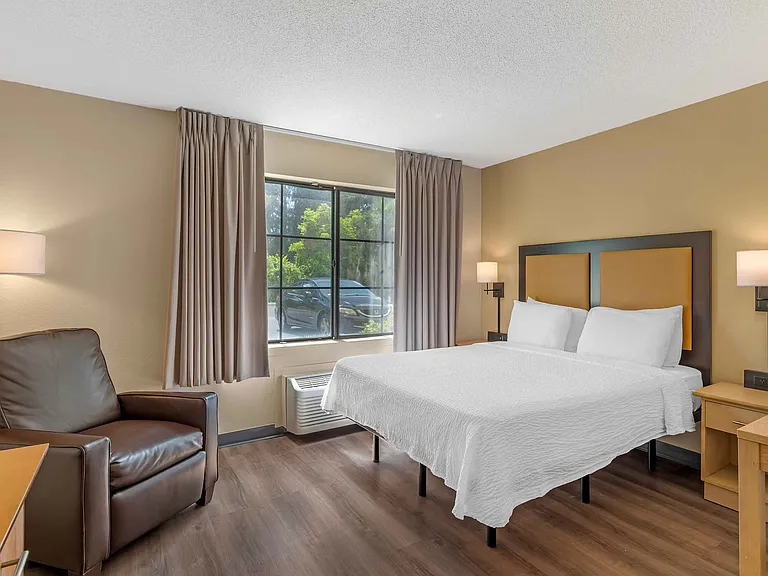 1 Bedroom Suite - 1 Queen Bed