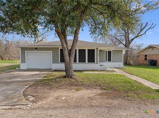 303 E 1st St, Rockdale, TX 76567